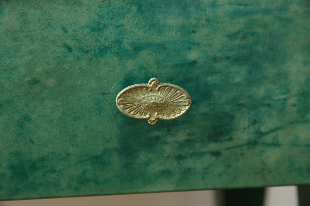 中古　美品!!　希少!!　イタリア高級家具　アルド・トゥーラ(ALDO TURA)　仔山羊革張り　独特の質感が際立つキャビネット　(R-085451)