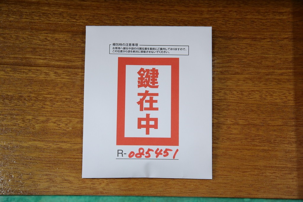 中古　美品!!　希少!!　イタリア高級家具　アルド・トゥーラ(ALDO TURA)　仔山羊革張り　独特の質感が際立つキャビネット　(R-085451)