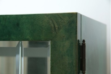 中古　美品!!　希少!!　イタリア高級家具　アルド・トゥーラ(ALDO TURA)　仔山羊革張り　独特の質感が際立つキャビネット　(R-085451)