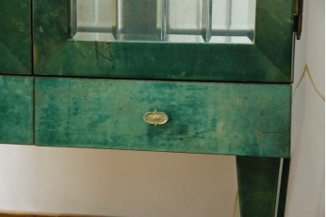 中古　美品!!　希少!!　イタリア高級家具　アルド・トゥーラ(ALDO TURA)　仔山羊革張り　独特の質感が際立つキャビネット　(R-085451)