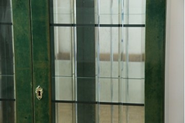 中古　美品!!　希少!!　イタリア高級家具　アルド・トゥーラ(ALDO TURA)　仔山羊革張り　独特の質感が際立つキャビネット　(R-085451)