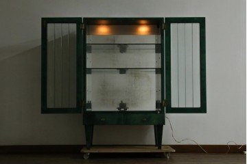 中古　美品!!　希少!!　イタリア高級家具　アルド・トゥーラ(ALDO TURA)　仔山羊革張り　独特の質感が際立つキャビネット　(R-085451)