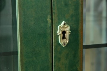 中古　美品!!　希少!!　イタリア高級家具　アルド・トゥーラ(ALDO TURA)　仔山羊革張り　独特の質感が際立つキャビネット　(R-085451)