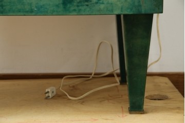 中古　美品!!　希少!!　イタリア高級家具　アルド・トゥーラ(ALDO TURA)　仔山羊革張り　独特の質感が際立つキャビネット　(R-085451)