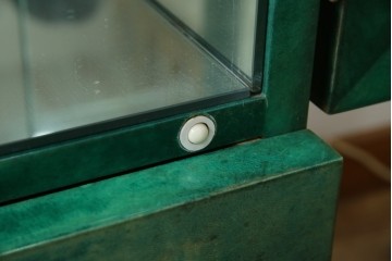 中古　美品!!　希少!!　イタリア高級家具　アルド・トゥーラ(ALDO TURA)　仔山羊革張り　独特の質感が際立つキャビネット　(R-085451)