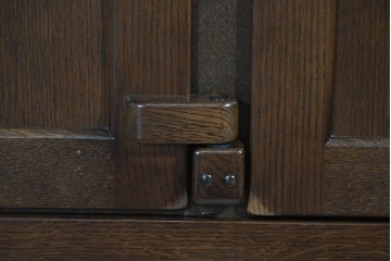 中古　美品　KASHIWA(柏木工)　WILDERNESS(ウィルダネス)シリーズ　K139　オーク材　味わい深い意匠のサイドボード　定価約39万円相当　(R-085455)