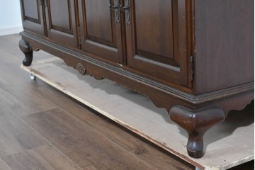 中古　美品　ETHAN ALLEN(イーセンアーレン)　クラシカルな意匠のガラス扉キャビネット　(R-085457)