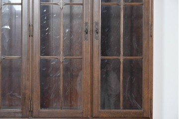 中古　美品　ETHAN ALLEN(イーセンアーレン)　クラシカルな意匠のガラス扉キャビネット　(R-085457)