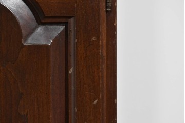 中古　美品　ETHAN ALLEN(イーセンアーレン)　クラシカルな意匠のガラス扉キャビネット　(R-085457)