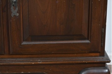 中古　美品　ETHAN ALLEN(イーセンアーレン)　クラシカルな意匠のガラス扉キャビネット　(R-085457)