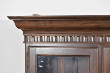 中古　美品　ETHAN ALLEN(イーセンアーレン)　クラシカルな意匠のガラス扉キャビネット　(R-085457)