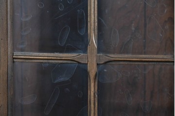 中古　美品　ETHAN ALLEN(イーセンアーレン)　クラシカルな意匠のガラス扉キャビネット　(R-085457)