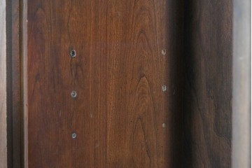 中古　美品　ETHAN ALLEN(イーセンアーレン)　クラシカルな意匠のガラス扉キャビネット　(R-085457)