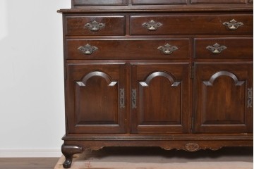 中古　美品　ETHAN ALLEN(イーセンアーレン)　クラシカルな意匠のガラス扉キャビネット　(R-085457)