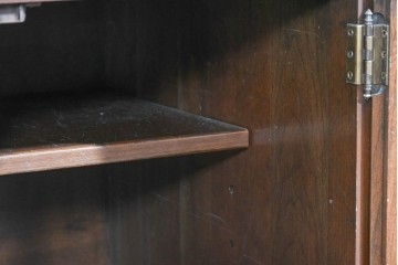 中古　美品　ETHAN ALLEN(イーセンアーレン)　クラシカルな意匠のガラス扉キャビネット　(R-085457)