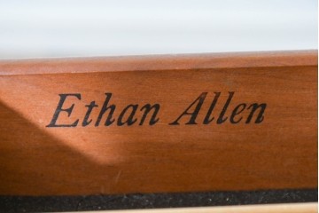 中古　美品　ETHAN ALLEN(イーセンアーレン)　クラシカルな意匠のガラス扉キャビネット　(R-085457)