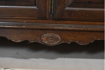 中古　美品　ETHAN ALLEN(イーセンアーレン)　クラシカルな意匠のガラス扉キャビネット　(R-085457)