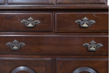 中古　美品　ETHAN ALLEN(イーセンアーレン)　クラシカルな意匠のガラス扉キャビネット　(R-085457)