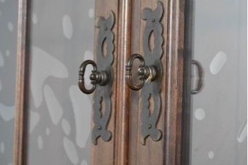 中古　美品　ETHAN ALLEN(イーセンアーレン)　クラシカルな意匠のガラス扉キャビネット　(R-085457)