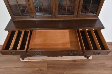 中古　美品　ETHAN ALLEN(イーセンアーレン)　クラシカルな意匠のガラス扉キャビネット　(R-085457)