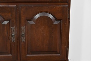 中古　美品　ETHAN ALLEN(イーセンアーレン)　クラシカルな意匠のガラス扉キャビネット　(R-085457)