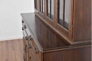 中古　美品　ETHAN ALLEN(イーセンアーレン)　クラシカルな意匠のガラス扉キャビネット　(R-085457)