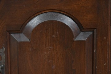 中古　美品　ETHAN ALLEN(イーセンアーレン)　クラシカルな意匠のガラス扉キャビネット　(R-085457)