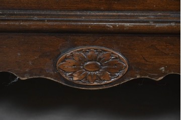 中古　美品　ETHAN ALLEN(イーセンアーレン)　クラシカルな意匠のガラス扉キャビネット　(R-085457)