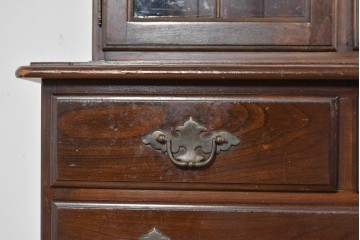 中古　美品　ETHAN ALLEN(イーセンアーレン)　クラシカルな意匠のガラス扉キャビネット　(R-085457)