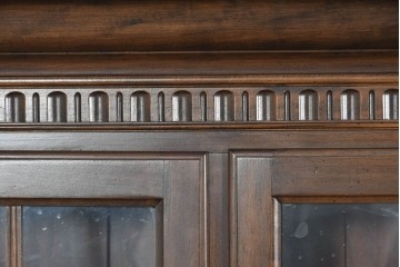 中古　美品　ETHAN ALLEN(イーセンアーレン)　クラシカルな意匠のガラス扉キャビネット　(R-085457)