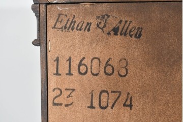 中古　美品　ETHAN ALLEN(イーセンアーレン)　クラシカルな意匠のガラス扉キャビネット　(R-085457)