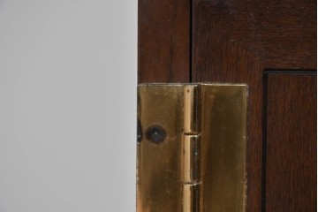 中古　カリモク　domani(ドマーニ)　Morganton(モーガントン)　真鍮金具とガラス扉のキャビネット　定価約70万円　(R-085460)