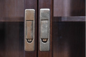 中古　カリモク　domani(ドマーニ)　Morganton(モーガントン)　真鍮金具とガラス扉のキャビネット　定価約70万円　(R-085460)