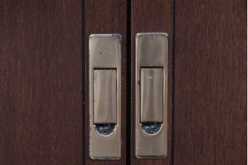 中古　カリモク　domani(ドマーニ)　Morganton(モーガントン)　真鍮金具とガラス扉のキャビネット　定価約70万円　(R-085460)