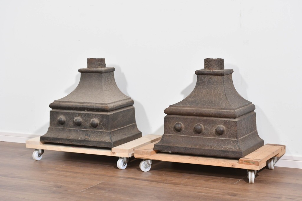 アメリカアンティーク　鋳物　無骨な味わいがある鉄製建築装飾部材(土台)2個セット　(R-085463)