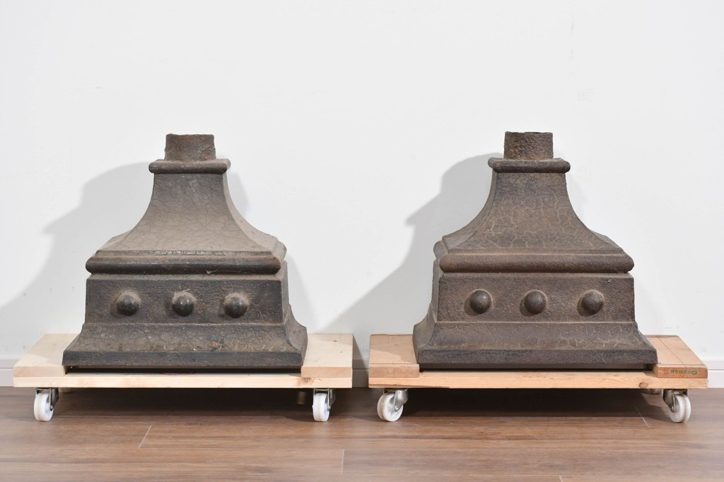 アメリカアンティーク　鋳物　無骨な味わいがある鉄製建築装飾部材(土台)2個セット　(R-085463)