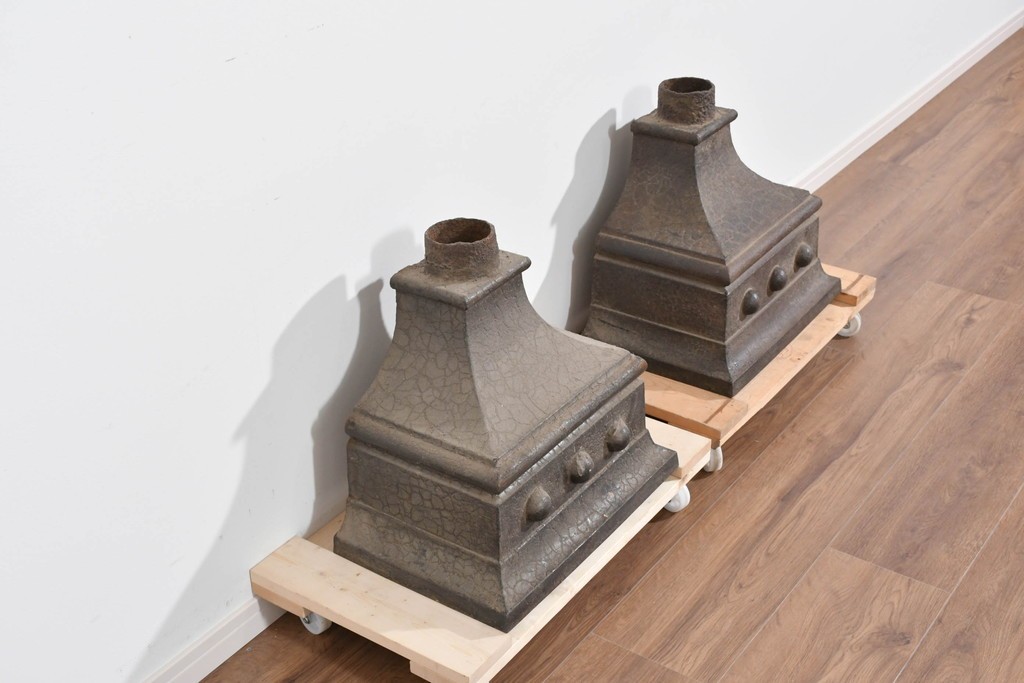 アメリカアンティーク　鋳物　無骨な味わいがある鉄製建築装飾部材(土台)2個セット　(R-085463)