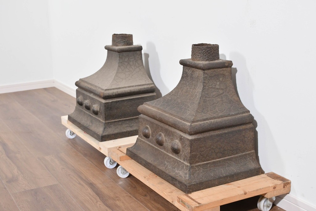 アメリカアンティーク　鋳物　無骨な味わいがある鉄製建築装飾部材(土台)2個セット　(R-085463)