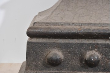 アメリカアンティーク　鋳物　無骨な味わいがある鉄製建築装飾部材(土台)2個セット　(R-085463)