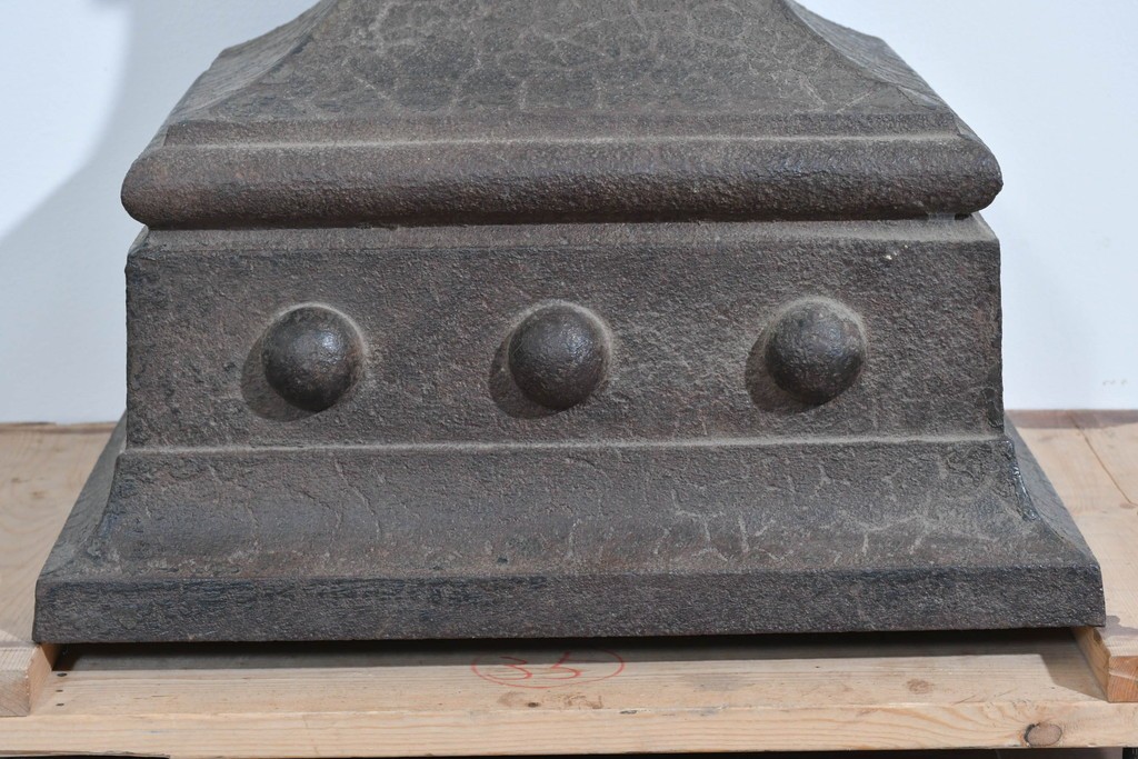 アメリカアンティーク　鋳物　無骨な味わいがある鉄製建築装飾部材(土台)2個セット　(R-085463)