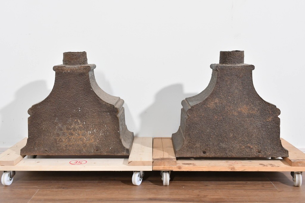 アメリカアンティーク　鋳物　無骨な味わいがある鉄製建築装飾部材(土台)2個セット　(R-085463)