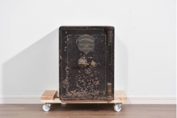 イギリスアンティーク　Bent Steel Safe(ベント・スティール・セーフ)　Withy Grove Stores Ltd(ウィジーグローブ・ストアーズ)　エンブレムが風格を添える重厚な金庫　(R-085464)