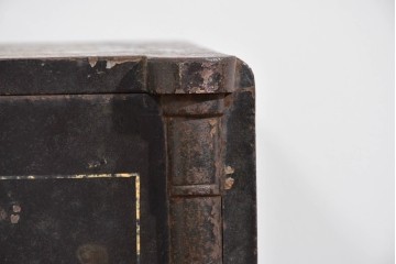 イギリスアンティーク　Bent Steel Safe(ベント・スティール・セーフ)　Withy Grove Stores Ltd(ウィジーグローブ・ストアーズ)　エンブレムが風格を添える重厚な金庫　(R-085464)