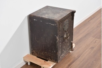 イギリスアンティーク　Bent Steel Safe(ベント・スティール・セーフ)　Withy Grove Stores Ltd(ウィジーグローブ・ストアーズ)　エンブレムが風格を添える重厚な金庫　(R-085464)