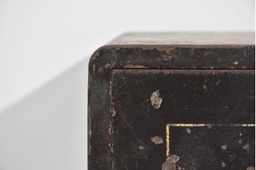 イギリスアンティーク　Bent Steel Safe(ベント・スティール・セーフ)　Withy Grove Stores Ltd(ウィジーグローブ・ストアーズ)　エンブレムが風格を添える重厚な金庫　(R-085464)