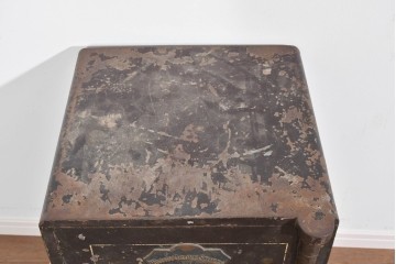 イギリスアンティーク　Bent Steel Safe(ベント・スティール・セーフ)　Withy Grove Stores Ltd(ウィジーグローブ・ストアーズ)　エンブレムが風格を添える重厚な金庫　(R-085464)