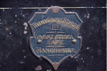 イギリスアンティーク　Bent Steel Safe(ベント・スティール・セーフ)　Withy Grove Stores Ltd(ウィジーグローブ・ストアーズ)　エンブレムが風格を添える重厚な金庫　(R-085464)