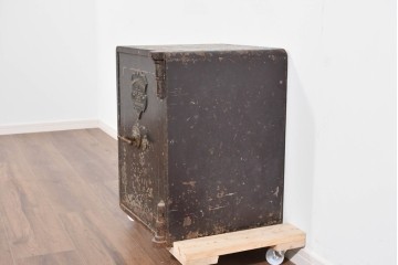 イギリスアンティーク　Bent Steel Safe(ベント・スティール・セーフ)　Withy Grove Stores Ltd(ウィジーグローブ・ストアーズ)　エンブレムが風格を添える重厚な金庫　(R-085464)