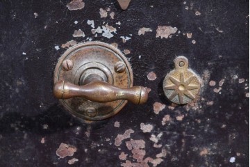 イギリスアンティーク　Bent Steel Safe(ベント・スティール・セーフ)　Withy Grove Stores Ltd(ウィジーグローブ・ストアーズ)　エンブレムが風格を添える重厚な金庫　(R-085464)