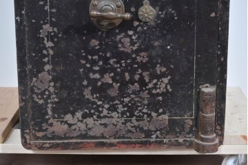 イギリスアンティーク　Bent Steel Safe(ベント・スティール・セーフ)　Withy Grove Stores Ltd(ウィジーグローブ・ストアーズ)　エンブレムが風格を添える重厚な金庫　(R-085464)